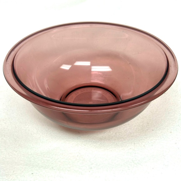 Vintage PYREX 8.5” D cranberry / pink 1.5 L  mixing bowl USA - Picture 1 of 5
